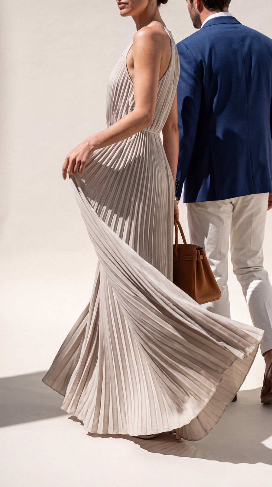 Plissiertes Kleid in Bewegung – LUX MENOR Damen Kleider
