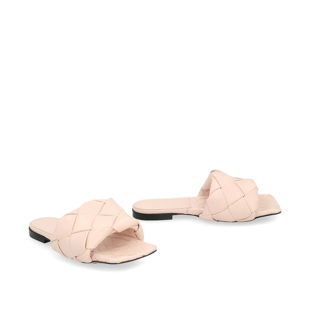 Mehrfarbige flache Ledersandalen