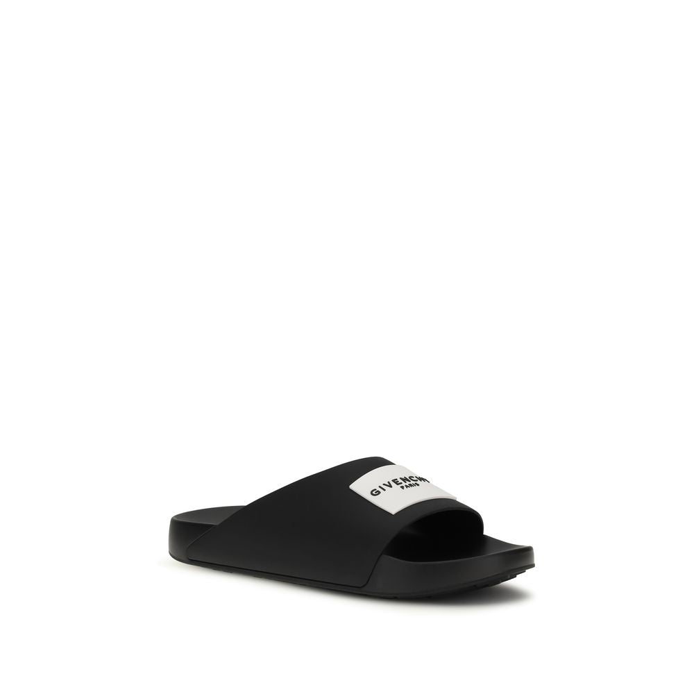 Schwarze Gummipantoffeln