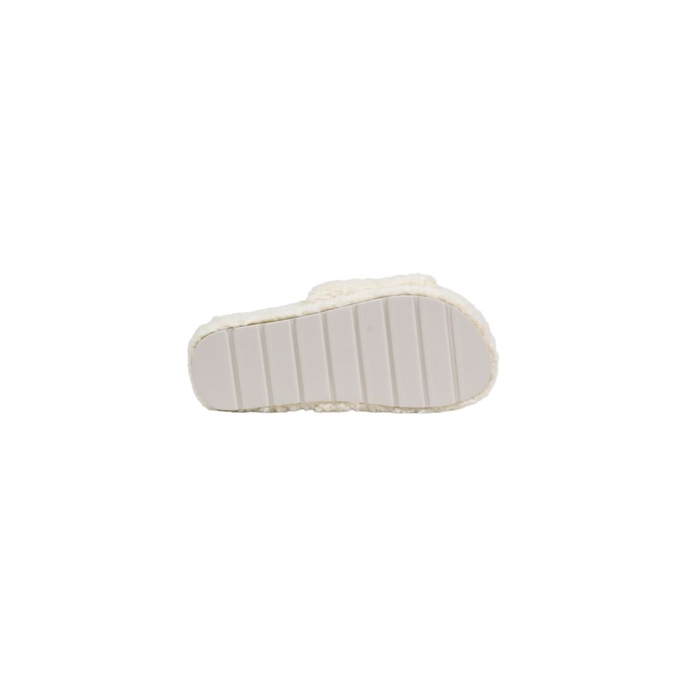 Cremefarbene Textil-Slipper