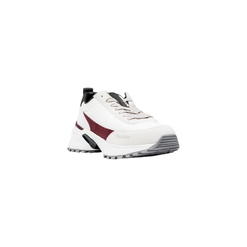 Cremefarbene Wildleder-Sneaker mit klobiger Sohle