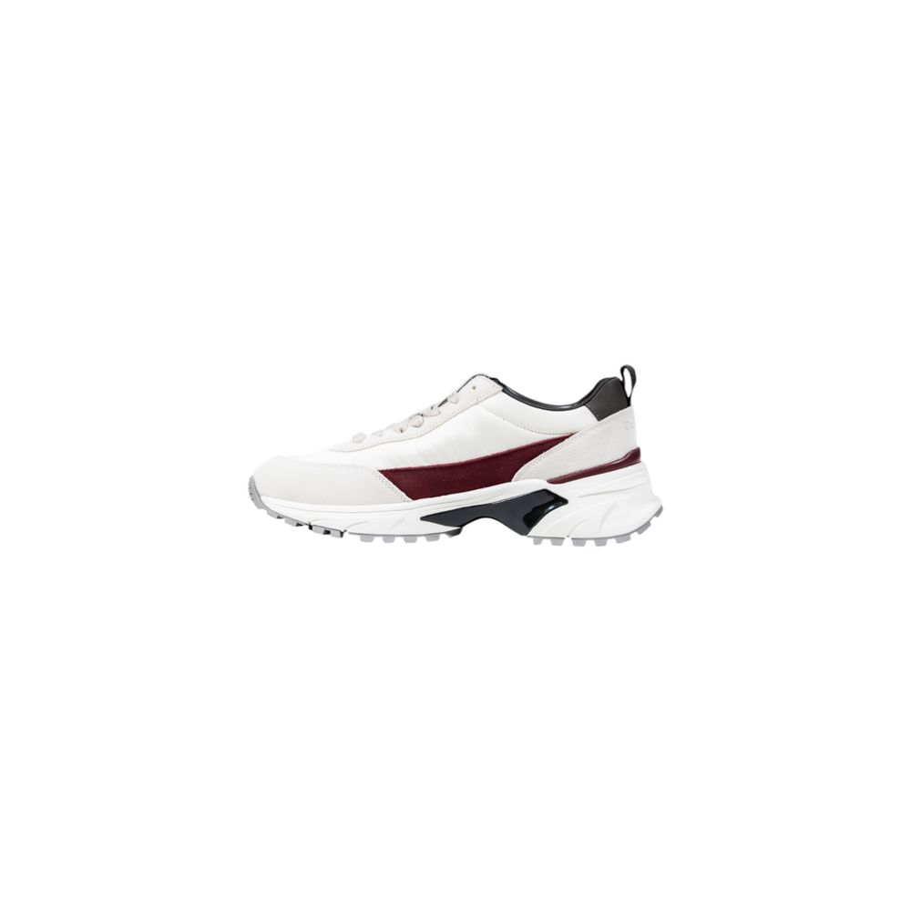 Cremefarbene Wildleder-Sneaker mit klobiger Sohle