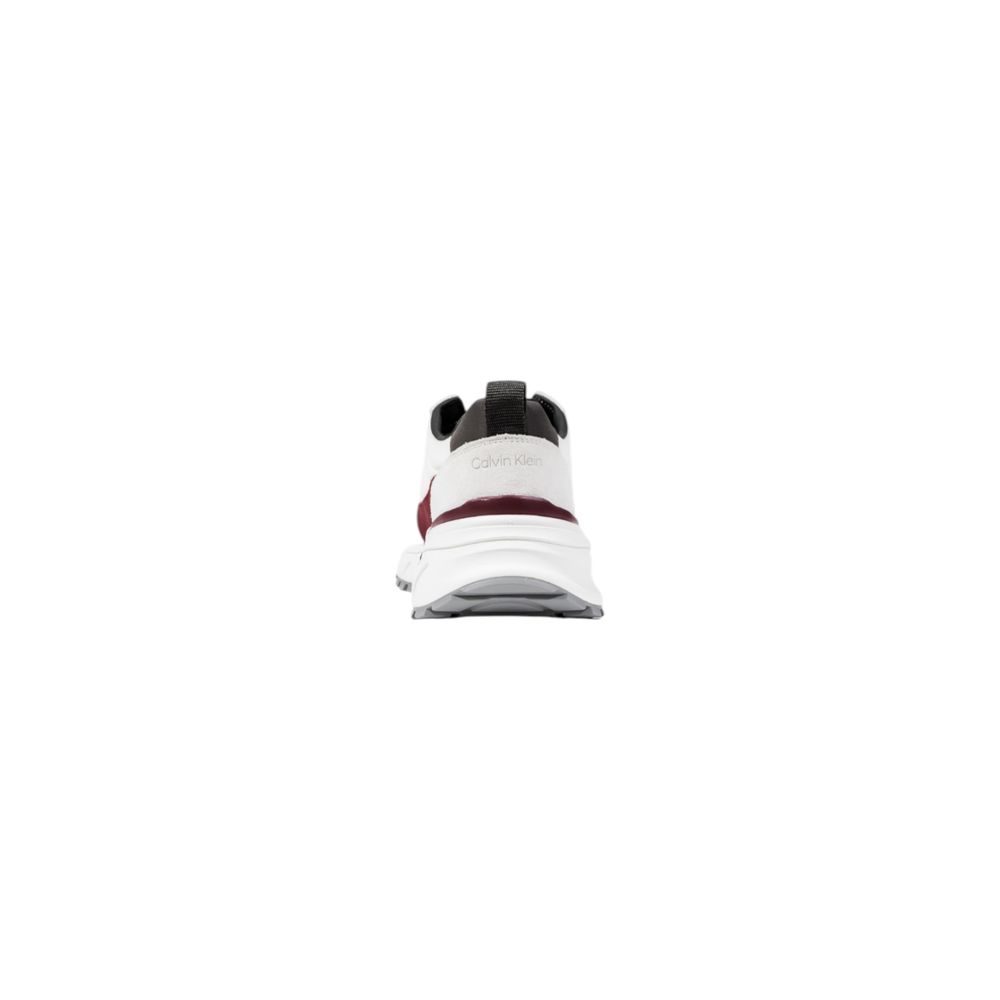 Cremefarbene Wildleder-Sneaker mit klobiger Sohle