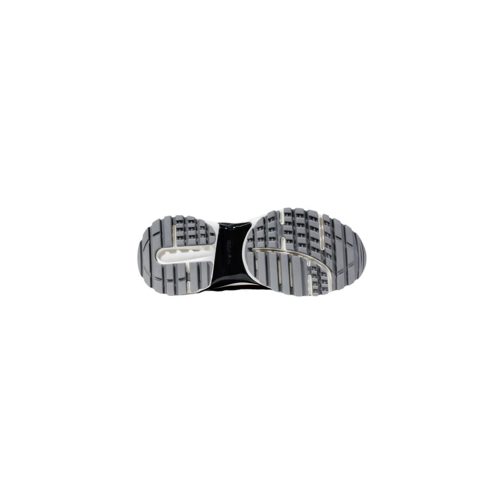 Cremefarbene Wildleder-Sneaker mit klobiger Sohle