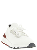 Weiße Sneaker aus Polyethylen