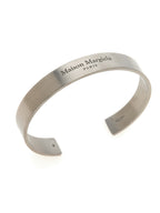 Silberner Armreif mit Logo-Gravur