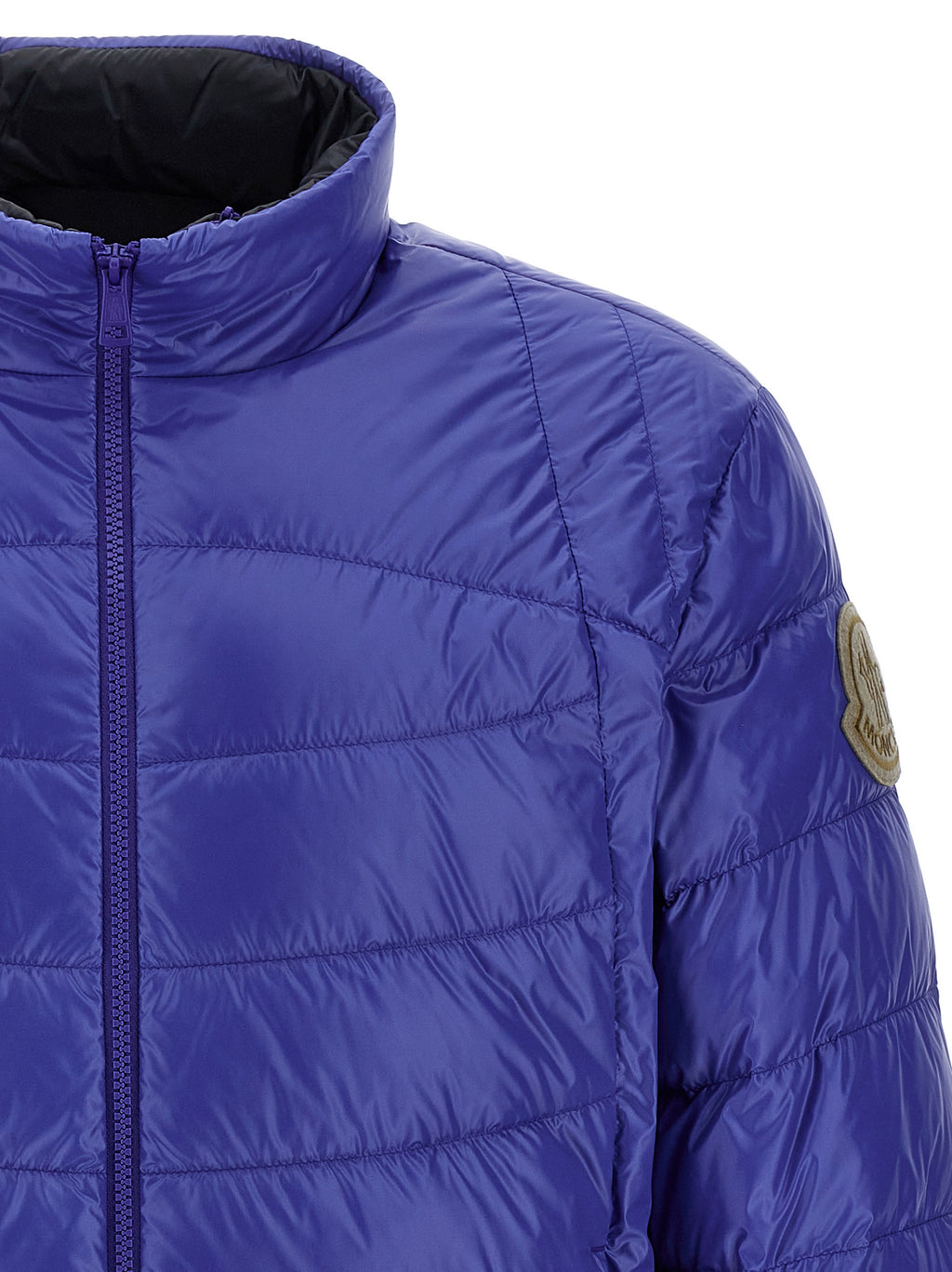 Blaue Polyamid-Jacke in voller Länge