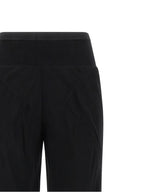 Schwarze Seidenhose mit ausgestelltem Bein