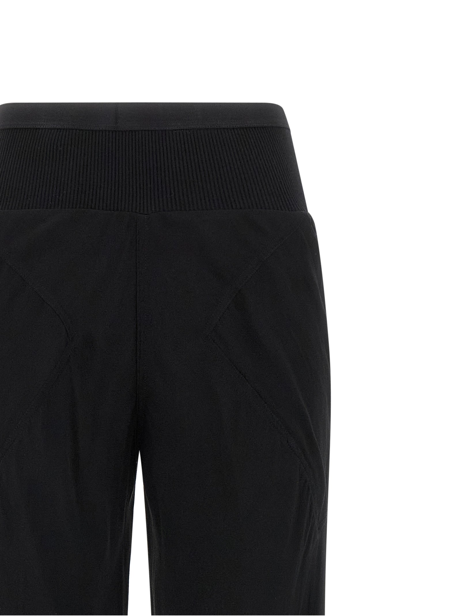 Schwarze Seidenhose mit ausgestelltem Bein