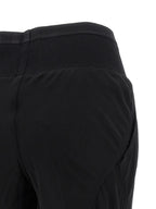 Schwarze Seidenhose mit ausgestelltem Bein