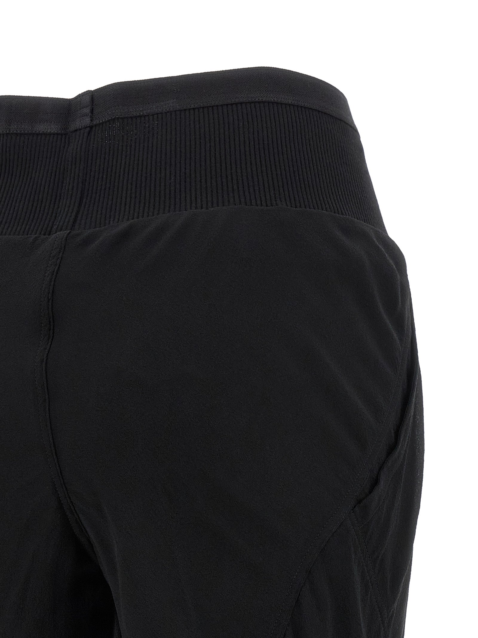 Schwarze Seidenhose mit ausgestelltem Bein