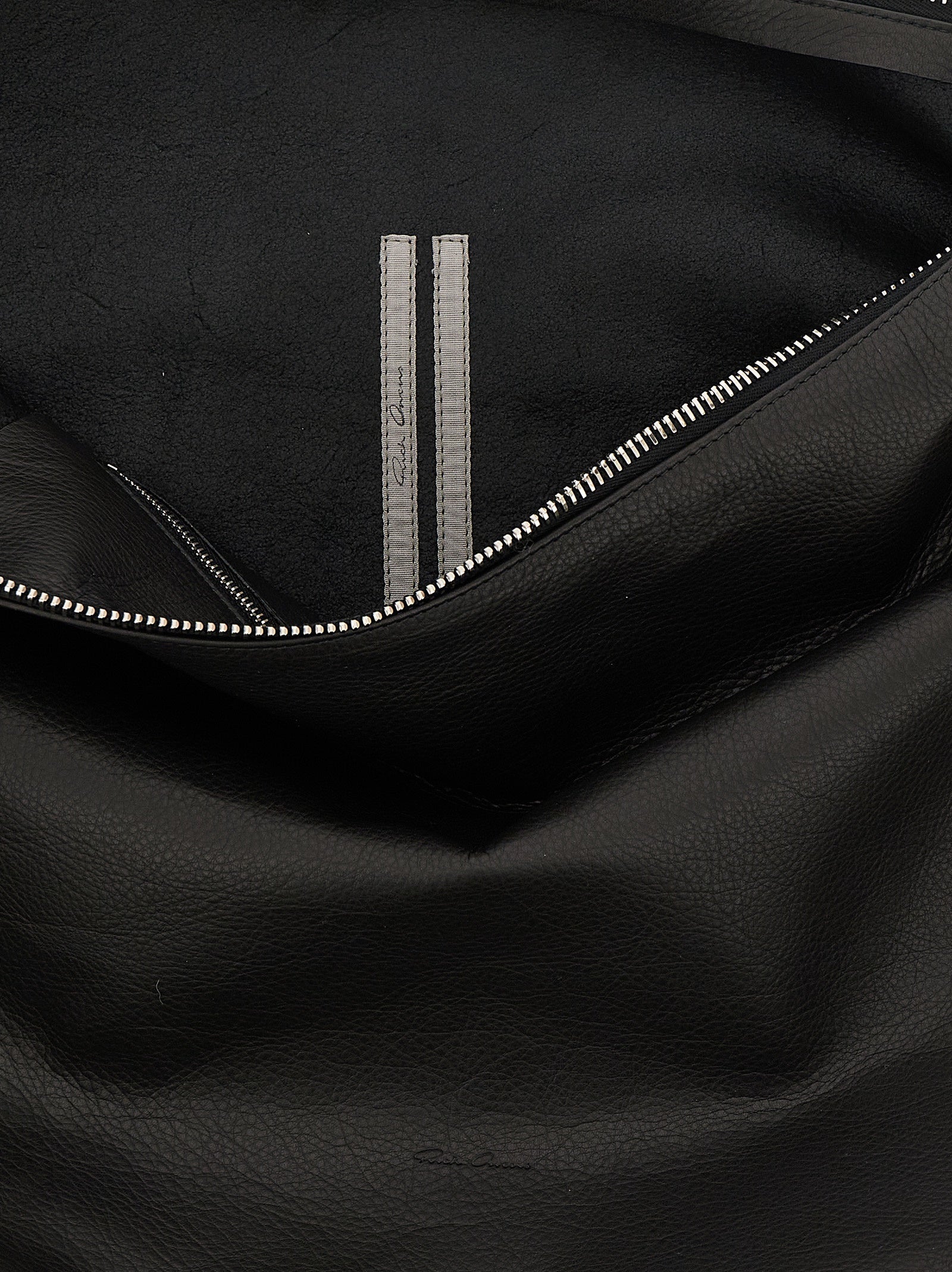 Schwarze Kalbsleder-Schultertasche