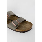 Graue Leder-Sandalen mit flachem Absatz