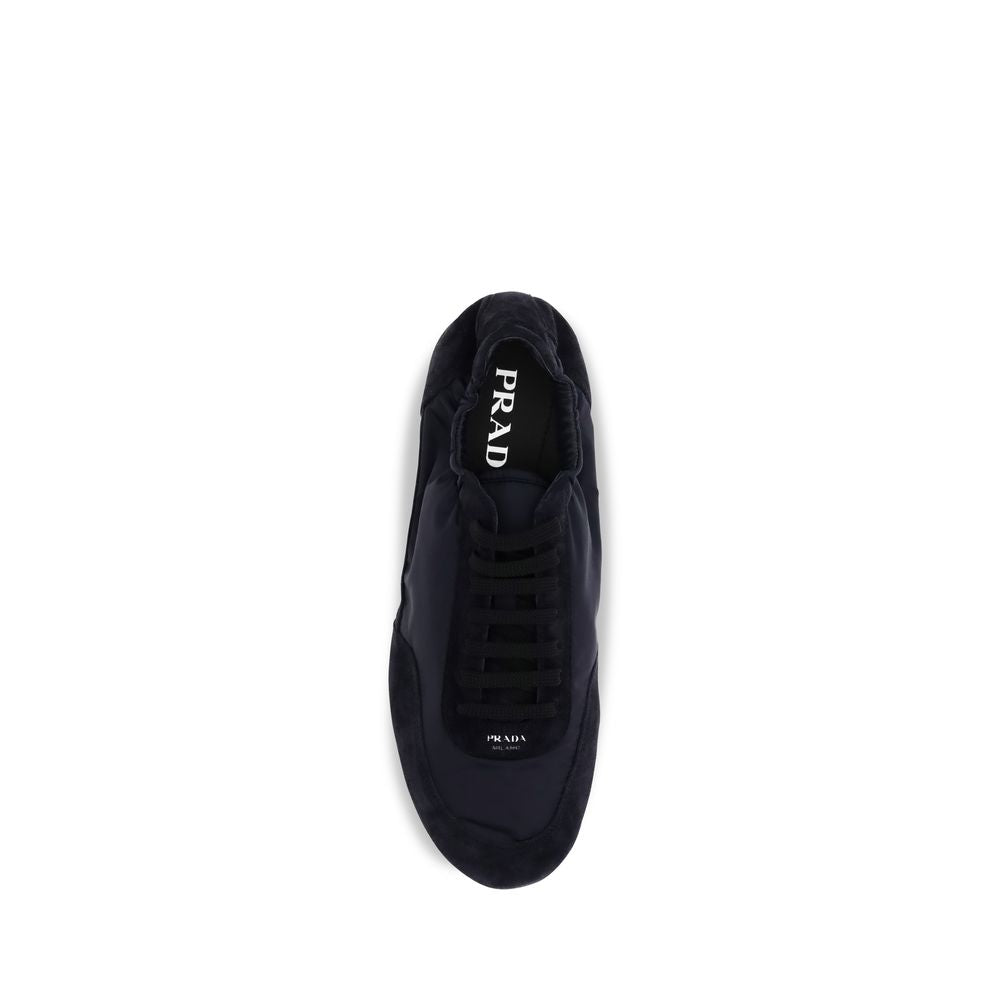 Blaue Gummisport-Sneaker