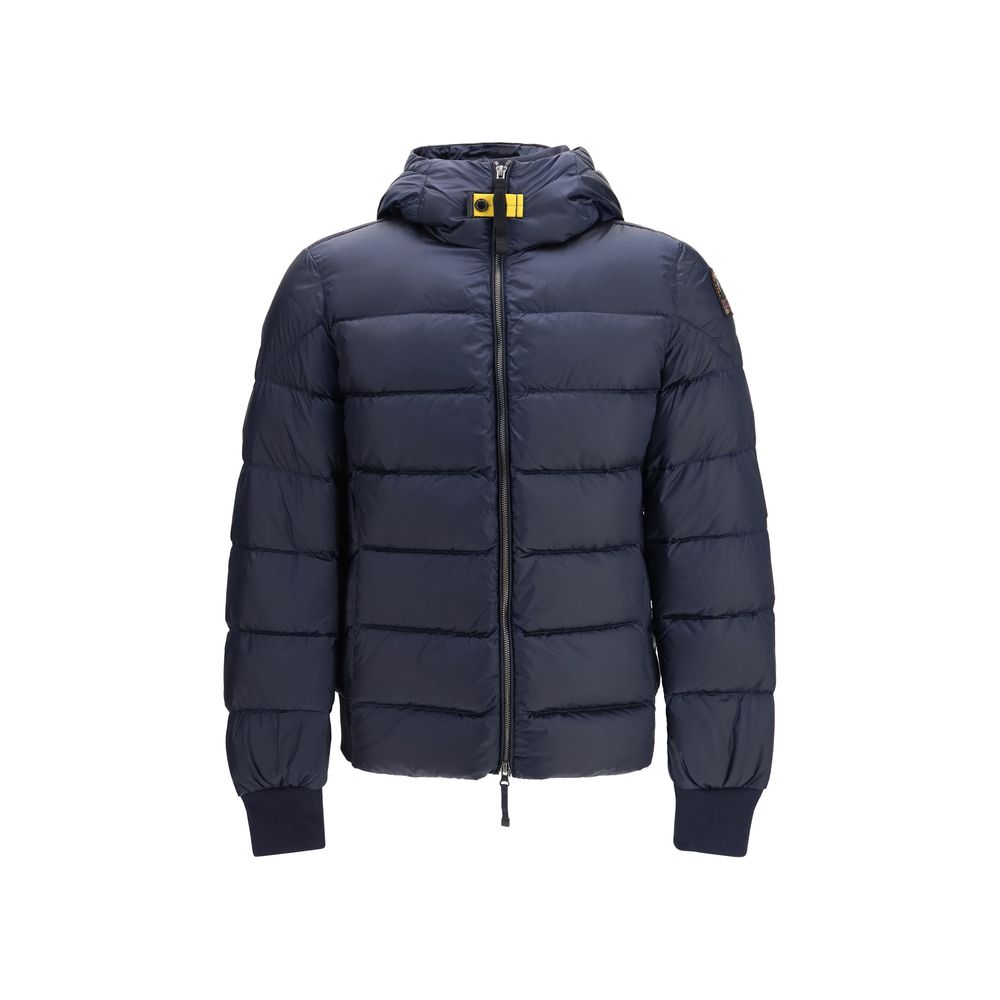Blaue Daunenjacke in voller Länge