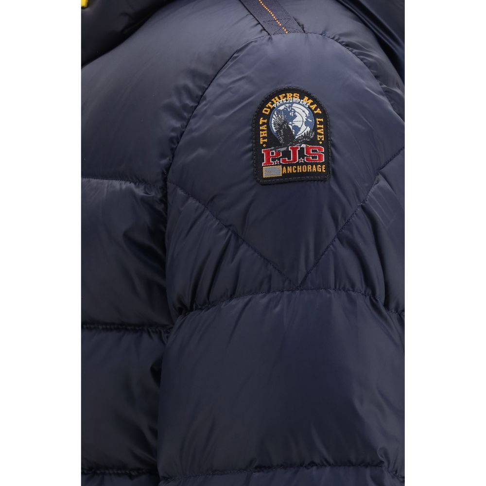 Blaue Daunenjacke in voller Länge