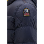 Blaue Daunenjacke in voller Länge
