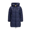 Blaue Daunenjacke in voller Länge
