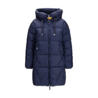 Blaue Daunenjacke in voller Länge