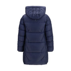 Blaue Daunenjacke in voller Länge