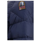 Blaue Daunenjacke in voller Länge