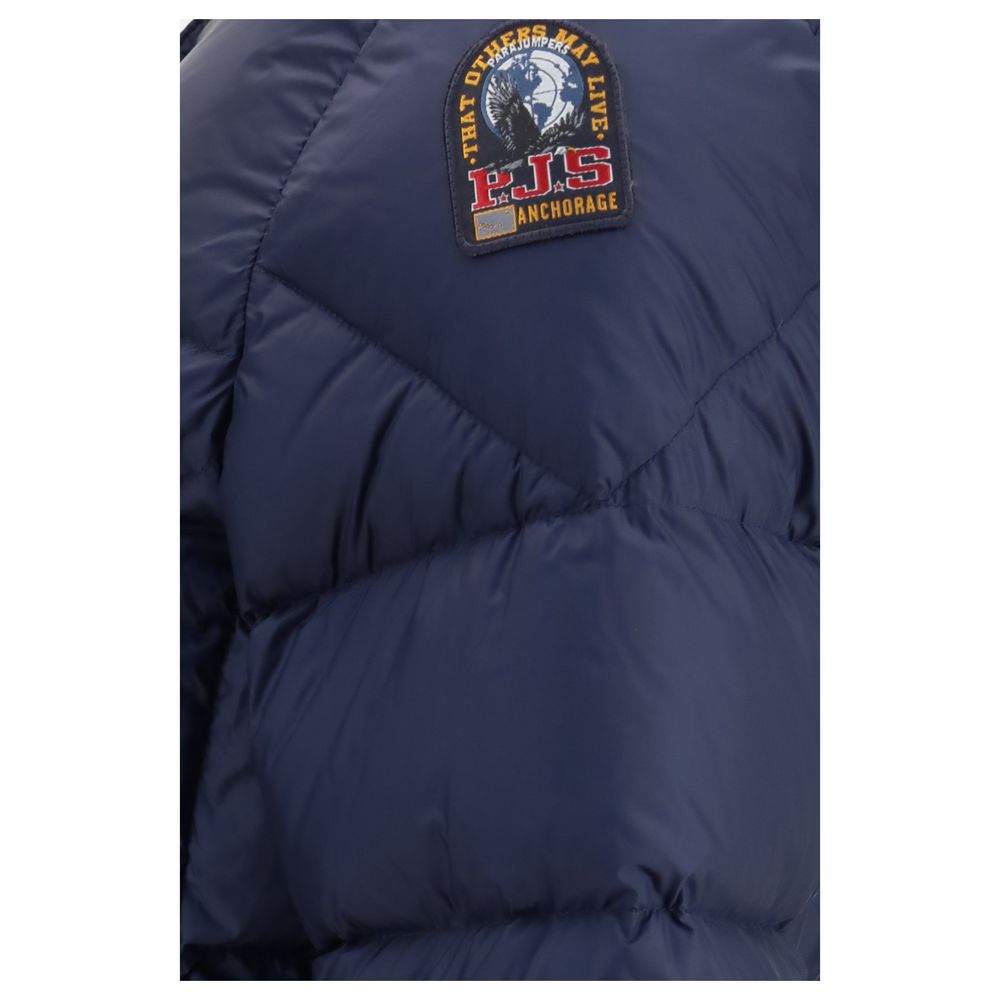 Blaue Daunenjacke in voller Länge