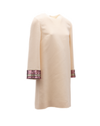 Damenkleid in Creme mit mehrfarbigen Paillettenmanschetten