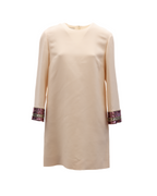 Damenkleid in Creme mit mehrfarbigen Paillettenmanschetten