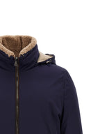 Blaue Polyamid-Jacke in voller Länge