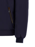 Blaue Polyamid-Jacke in voller Länge