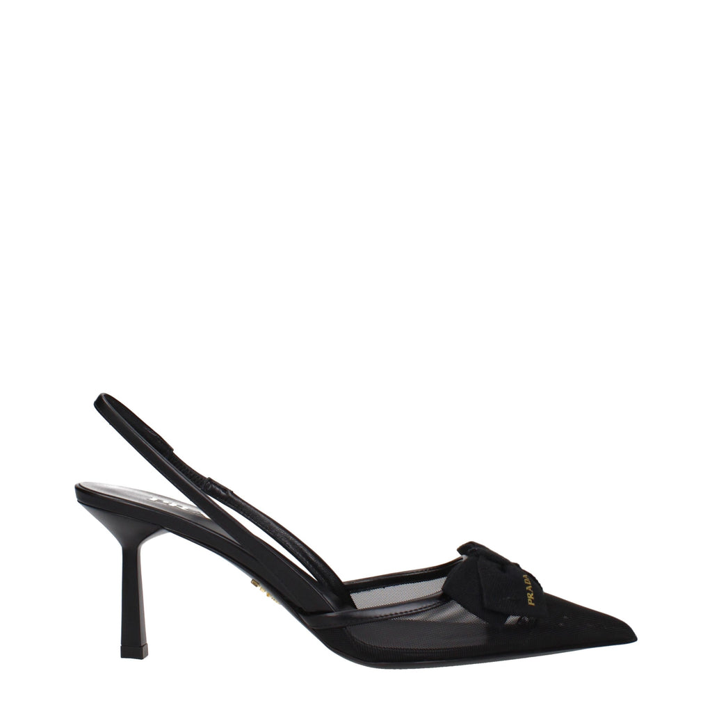 Schwarze Pumps mit hohen Absätzen aus Fasern