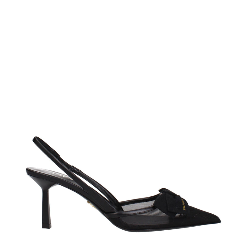 Schwarze Pumps mit hohen Absätzen aus Fasern