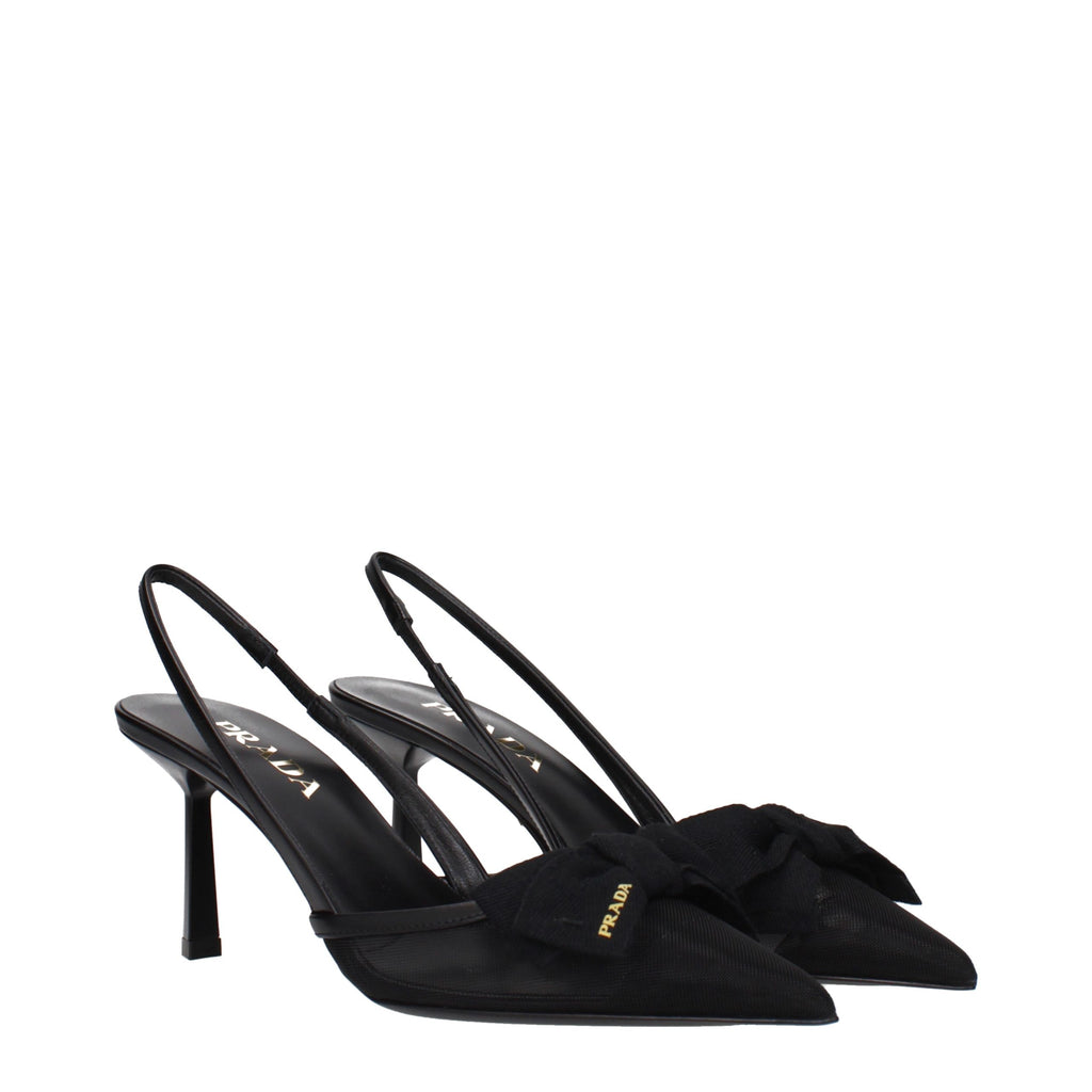 Schwarze Pumps mit hohen Absätzen aus Fasern