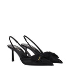 Schwarze Pumps mit hohen Absätzen aus Fasern