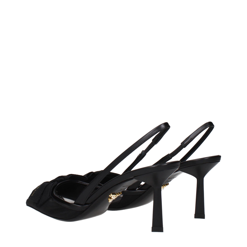 Schwarze Pumps mit hohen Absätzen aus Fasern
