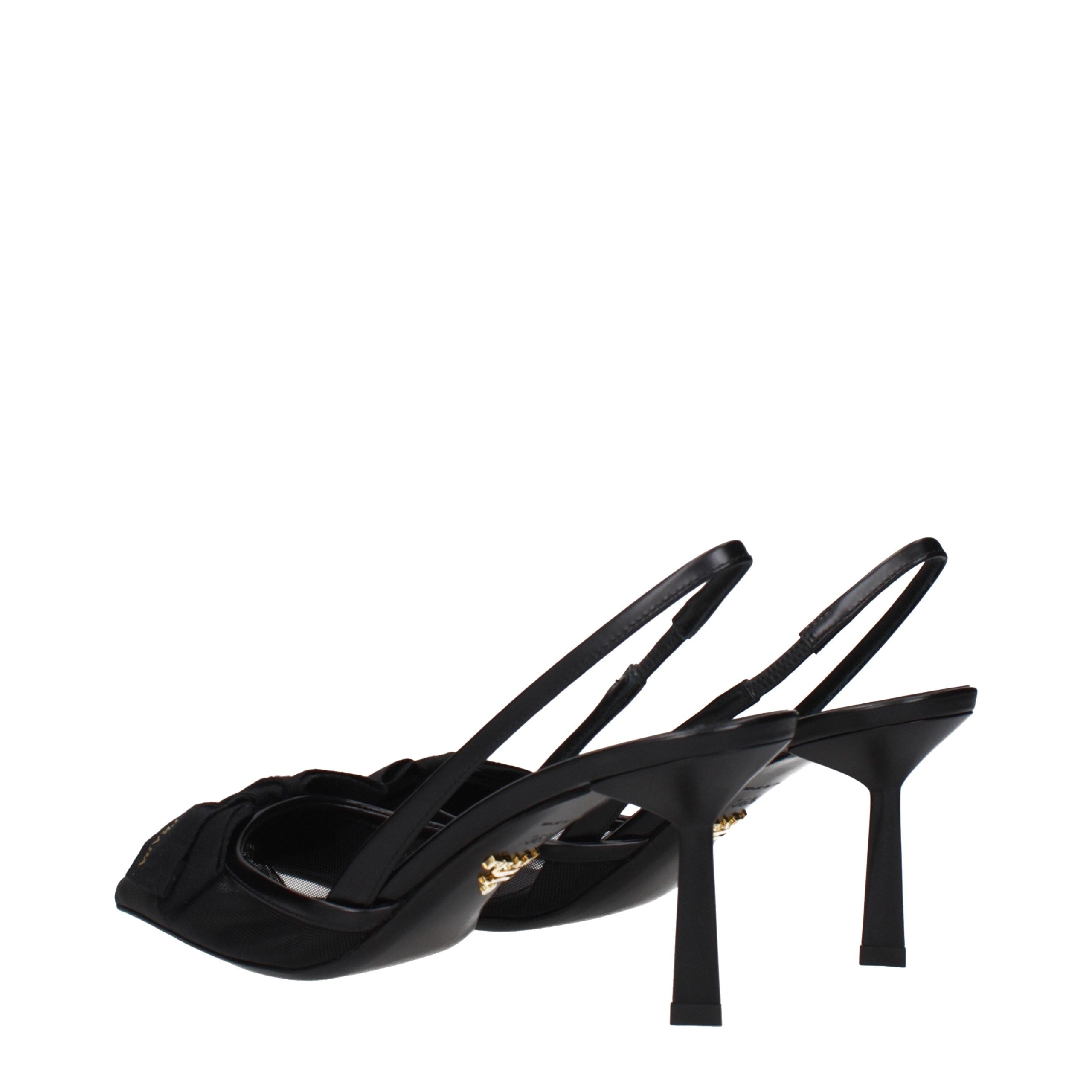 Schwarze Pumps mit hohen Absätzen aus Fasern