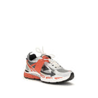 Rote Sneaker aus Polyethylen