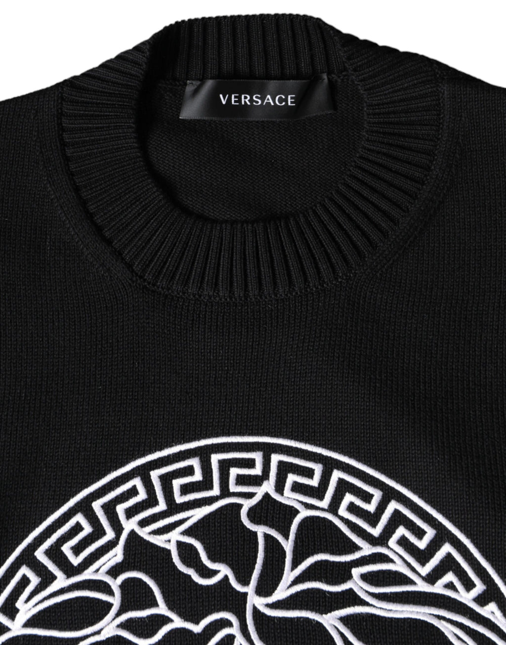 Schwarzer Pullover mit Medusa-Stickerei und Rundhalsausschnitt