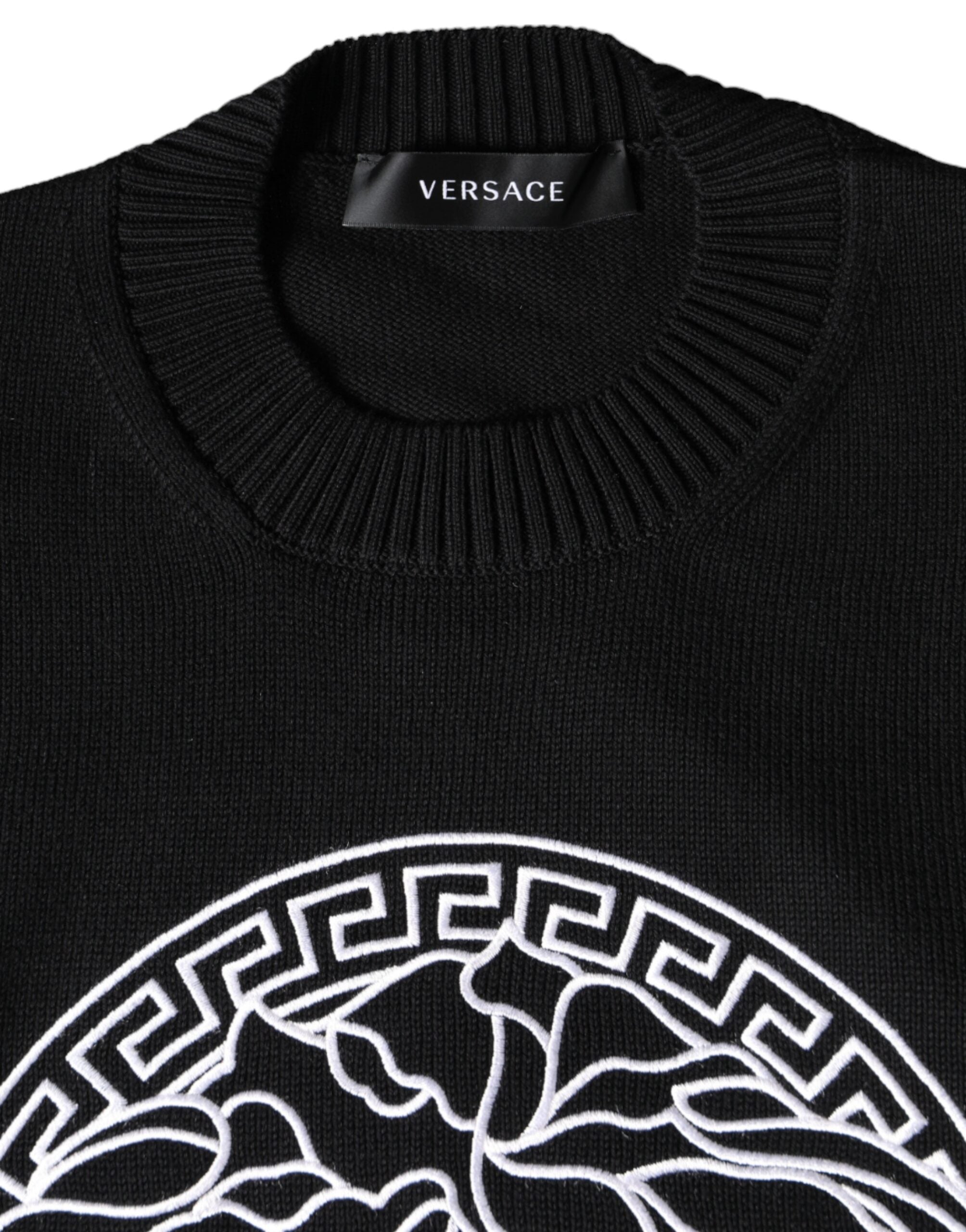 Schwarzer Pullover mit Medusa-Stickerei und Rundhalsausschnitt