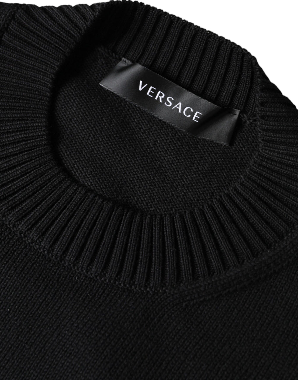 Schwarzer Pullover mit Medusa-Stickerei und Rundhalsausschnitt