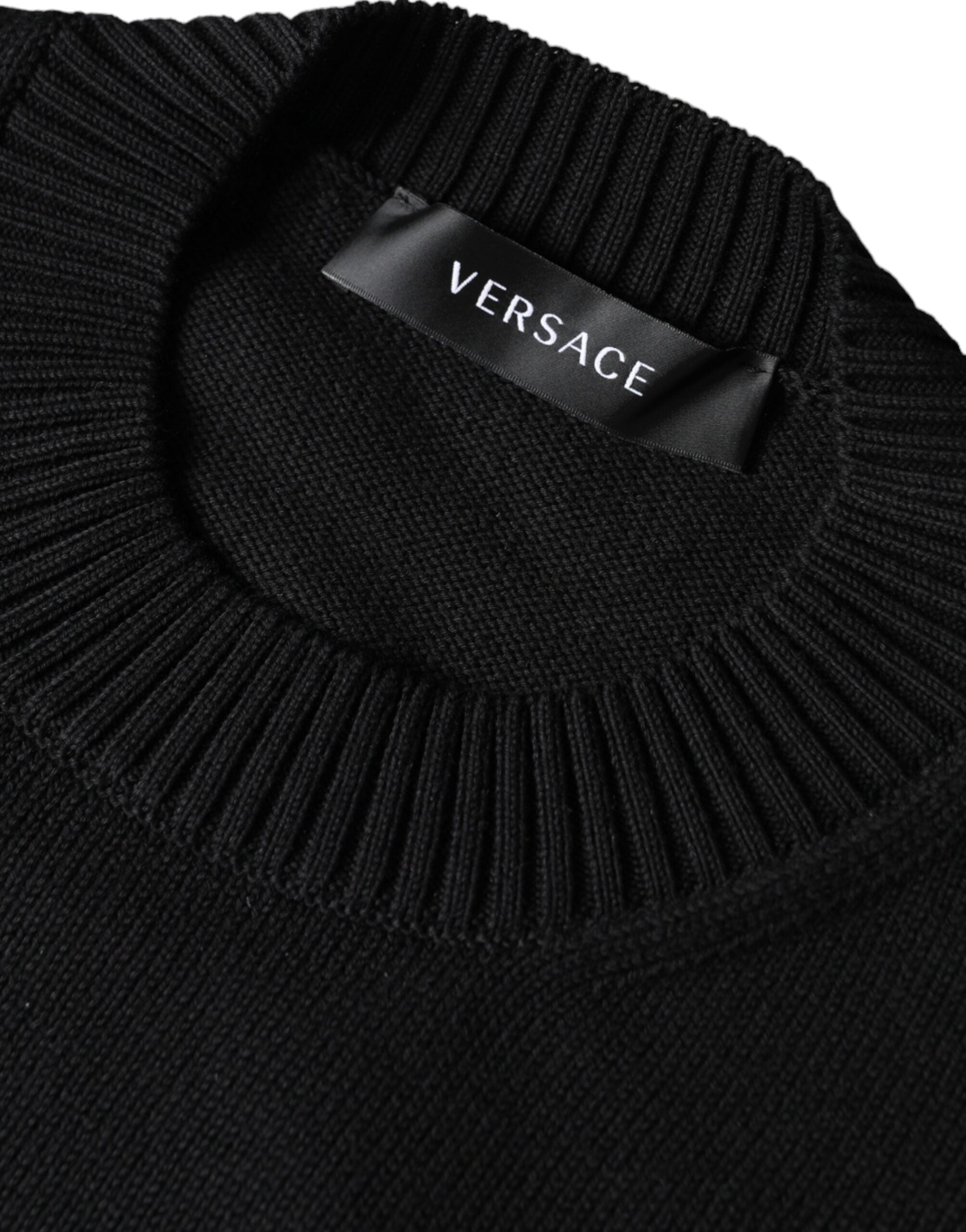 Schwarzer Pullover mit Medusa-Stickerei und Rundhalsausschnitt
