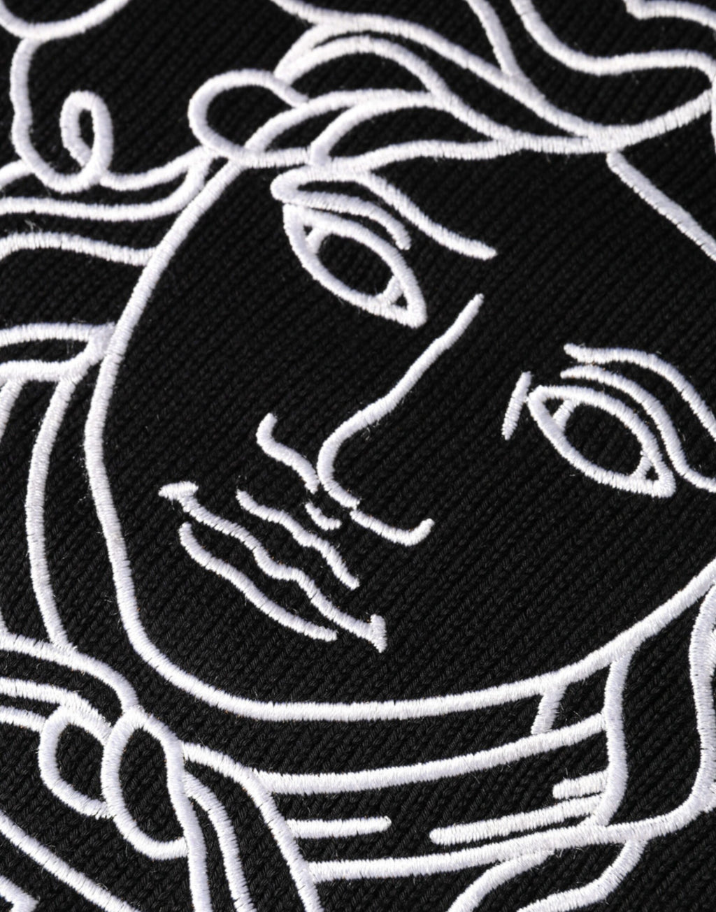 Schwarzer Pullover mit Medusa-Stickerei und Rundhalsausschnitt