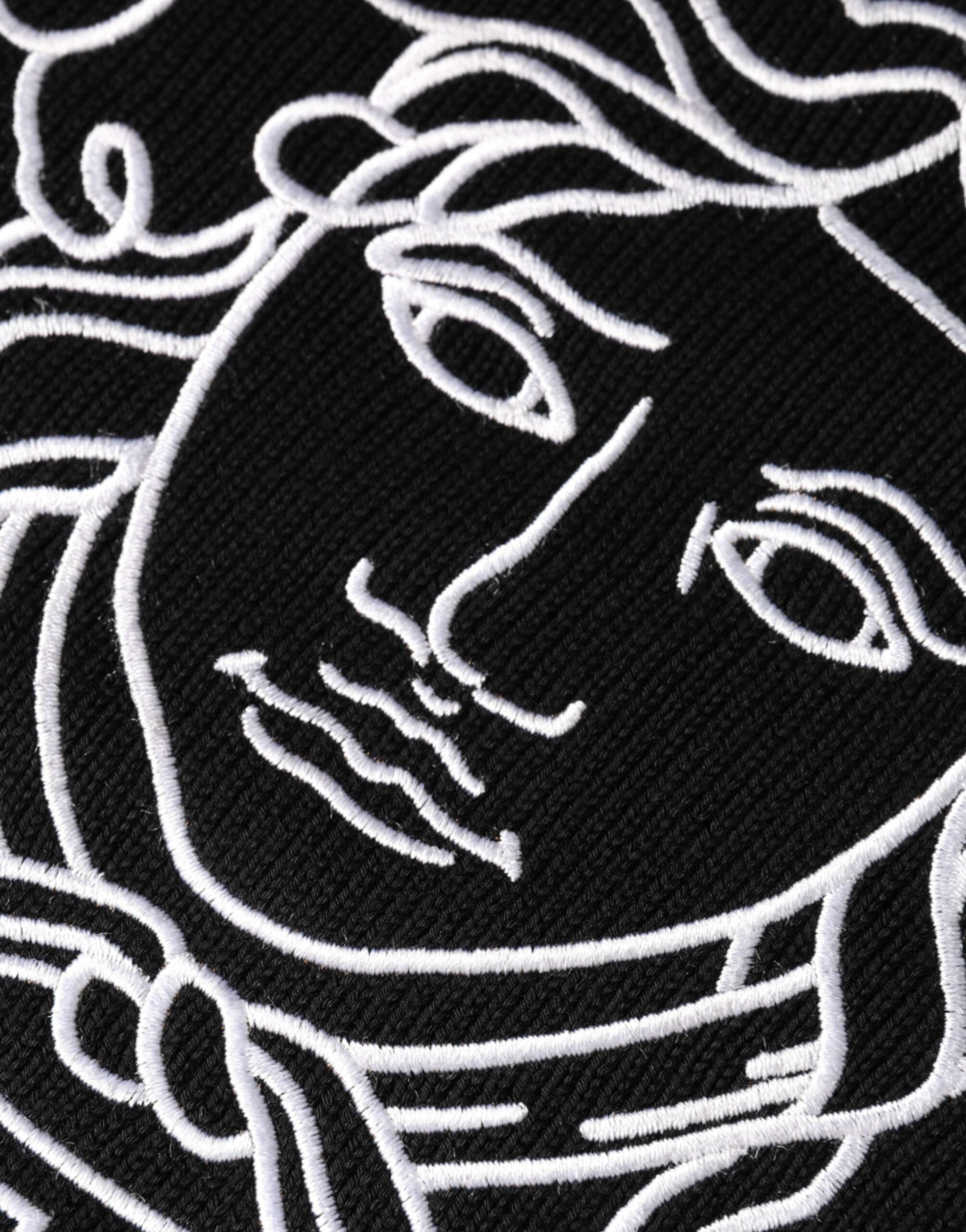 Schwarzer Pullover mit Medusa-Stickerei und Rundhalsausschnitt