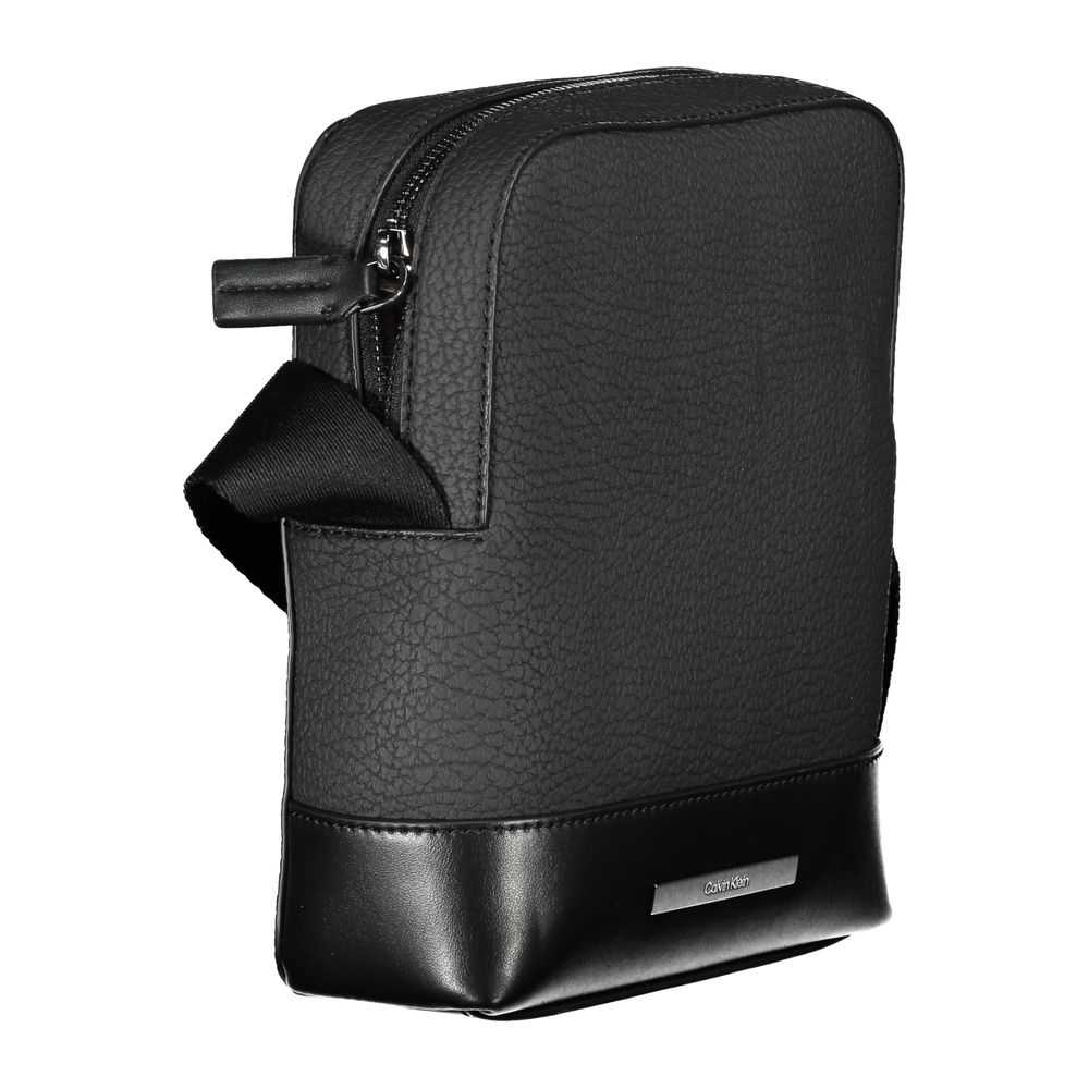 Schlichte schwarze Umhängetasche mit kontrastierenden Details