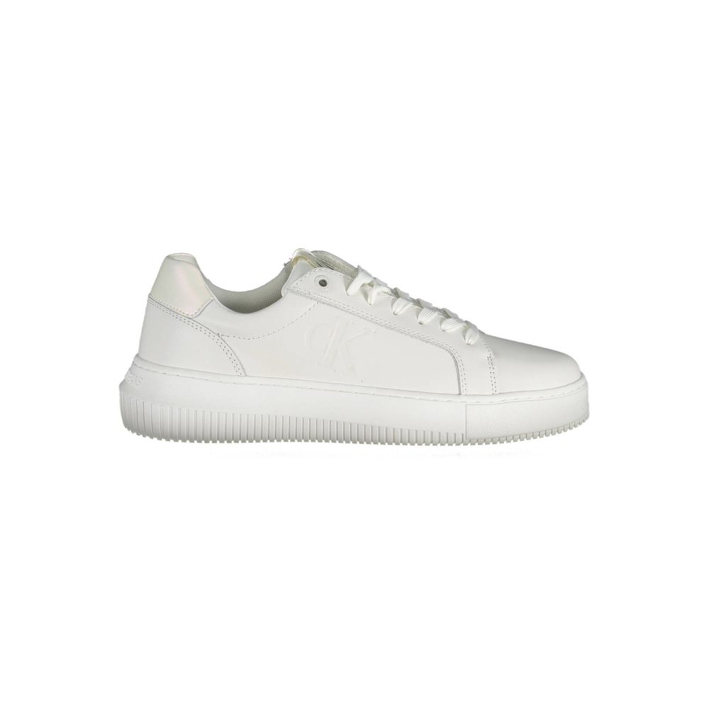 Sneaker aus weißem Stoff