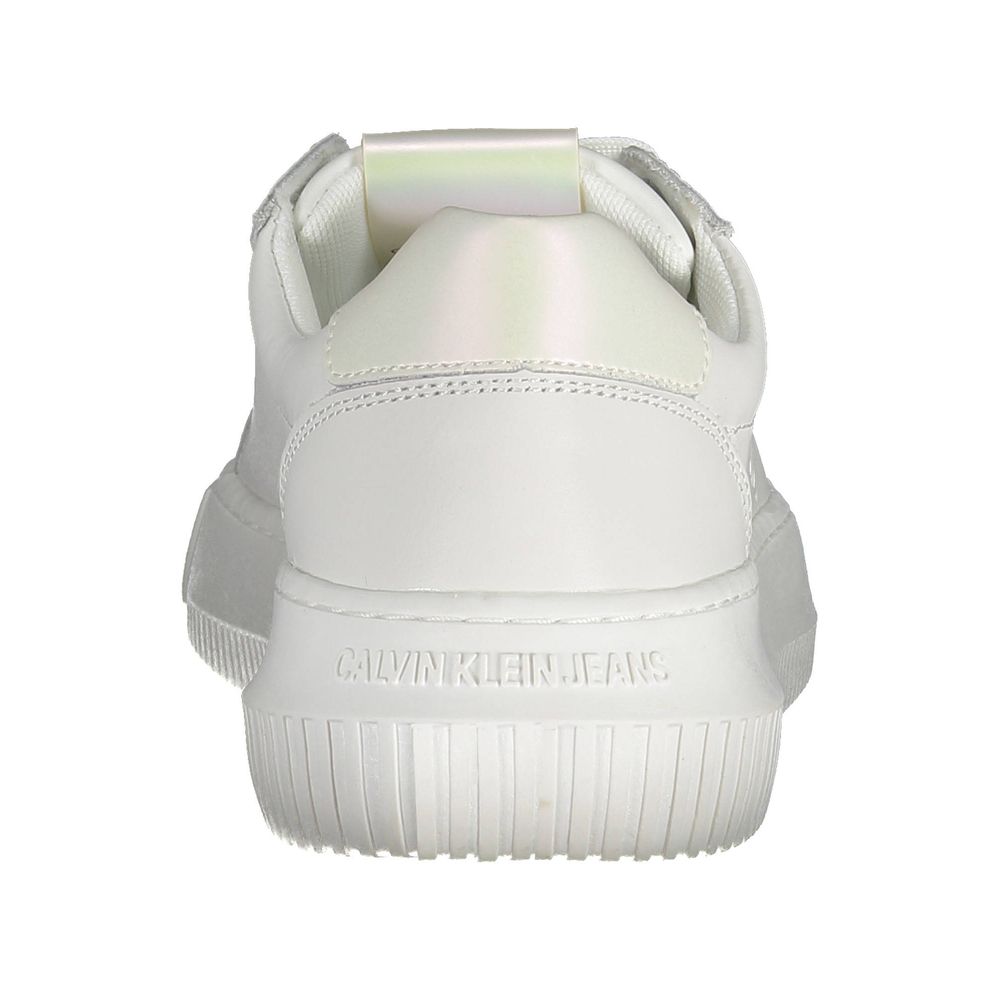 Sneaker aus weißem Stoff