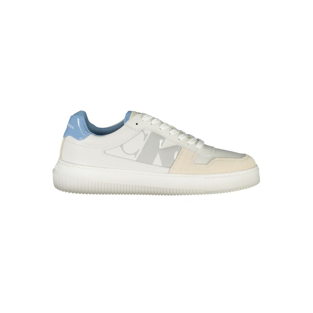 Umweltbewusste Sneakers mit kontrastierenden Details