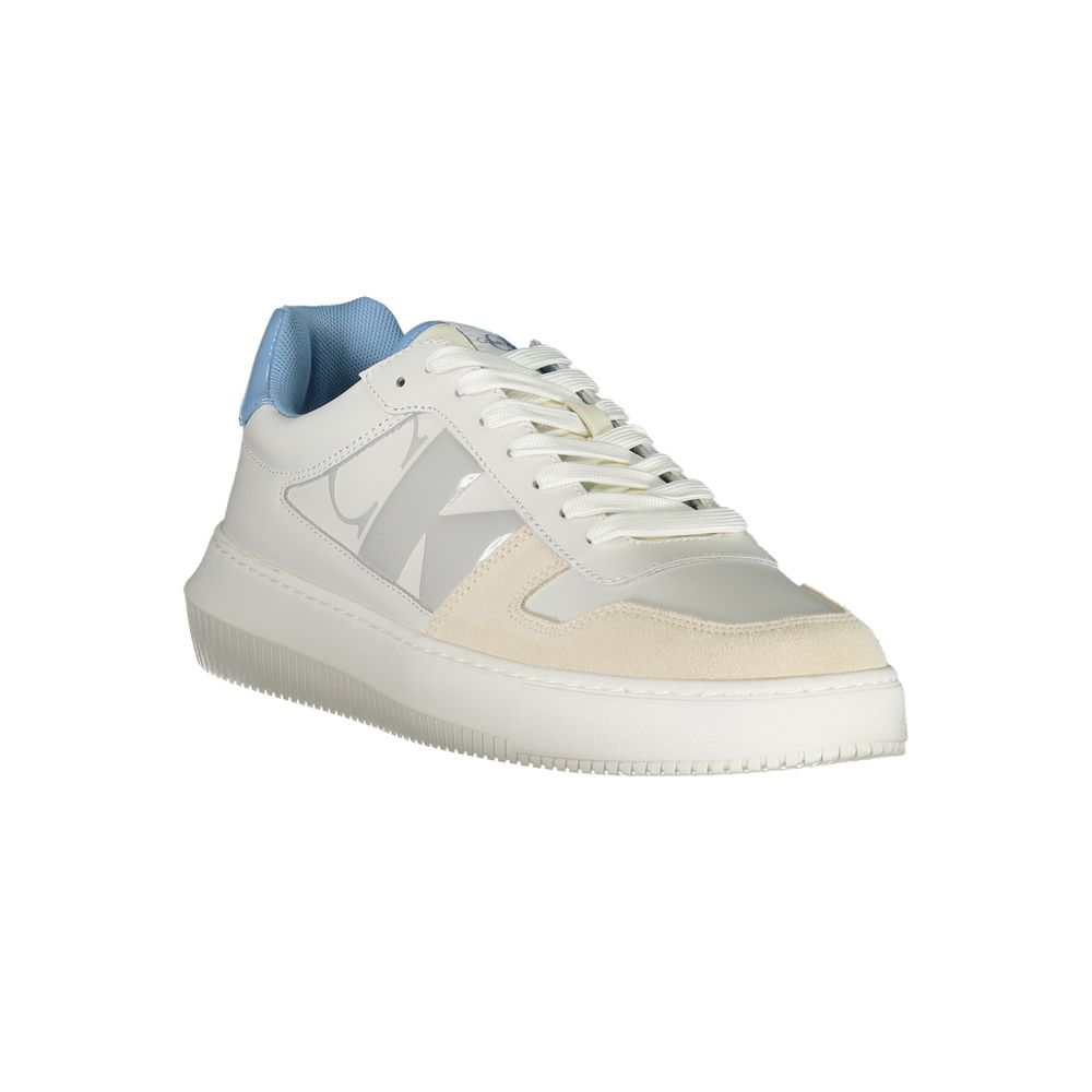 Umweltbewusste Sneakers mit kontrastierenden Details