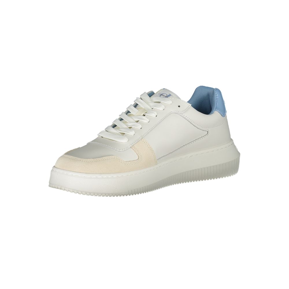 Umweltbewusste Sneakers mit kontrastierenden Details