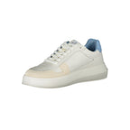 Umweltbewusste Sneakers mit kontrastierenden Details